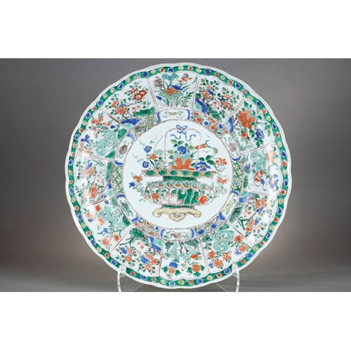 Large porcelain dish of the Famille verte told to the flower basket